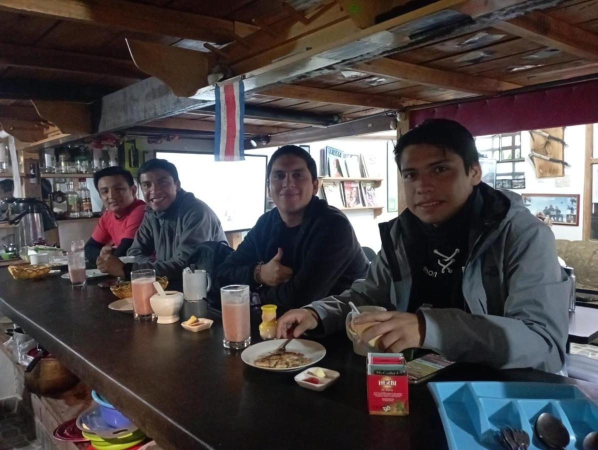 Andes Hostel Уарас Екстериор снимка